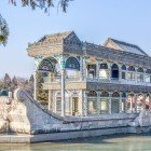 La Barca di Marmo nel Palazzo d’Estate è una imponente scultura di pietra bianca che simboleggia l’immortalità e la pace degli imperatori cinesi.