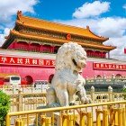 Piazza Tian’anmen a Pechino, oltre alla sua imponenza storica, ospita statue di leoni tradizionali che simboleggiano forza e protezione.