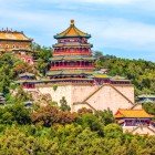 Il Palazzo d’Estate a Pechino è un vasto complesso reale con laghi, giardini e palazzi, simbolo di arte paesaggistica e storia imperiale cinese.
