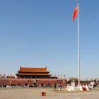La maestosa Piazza Tian’anmen a Pechino, la più grande del mondo, è cuore pulsante di storia e simbolo della Cina moderna.