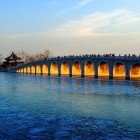 Il Ponte dei 17 Archi nel Palazzo d’Estate collega l’isola di Nanhu, con eleganti archi in pietra e dettagli artistici della tradizione cinese.