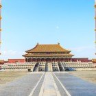 L’ingresso principale della Città Proibita, con le sue porte rosse e dettagli dorati, accoglie i visitatori in un viaggio nel cuore dell’antica Cina imperiale.