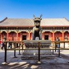 La Sala della Benevolenza e della Longevità, nel Palazzo d’Estate, è il cuore del potere imperiale, simbolo di saggezza e tradizione cinese.