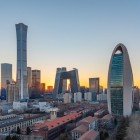 Vista dall’alto della città di Pechino, con i suoi quartieri storici, moderni grattacieli e monumenti iconici che raccontano una storia millenaria.