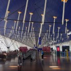 Aeroporto di Shanghai, hub internazionale moderno con voli nazionali e servizi efficienti per viaggiatori.