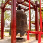 La Campana Gigante del Tempio Jianfu a Xi’an, risalente alla dinastia Tang, è celebre per le incisioni e il suono profondo durante le cerimonie buddhiste.