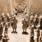 L’Esercito di Terracotta a Xi’an, Patrimonio dell’Umanità UNESCO dal 1987, è stato scoperto nel 1974 e stupisce con guerrieri e cavalli unici.