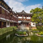 Il Giardino del Mandarino Yu presenta padiglioni eleganti, ponti arcuati e laghetti sereni, riflettendo l'armonia tra natura e architettura classica cinese.