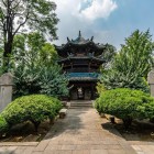 Nel cuore di Xi’an, la Grande Moschea incanta con cortili tranquilli, dettagli tradizionali e una storia millenaria di incontro culturale.