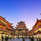 Mercato Yuyuan a Shanghai, vivace tra negozi tradizionali, street food e artigianato, immerso nell’atmosfera storica della città.