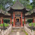 Il Padiglione della Fenice a Xi’an, elegante esempio di architettura cinese, celebra simboli di rinascita e armonia tra arte e tradizione.