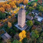 Vista dall’alto sulla Pagoda della Piccola Oca Selvatica a Xi’an in autunno: tetti e gradoni illuminati dai colori caldi tra storia e architettura Tang.