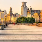 Vista sul Bund di Shanghai, celebre lungofiume che unisce fascino storico e modernità, con panorami spettacolari sul fiume Huangpu.