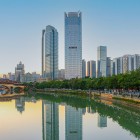 Il ponte Anshun di Chengdu, elegante e storico, attraversa il fiume Jin con architettura tradizionale e panorami caratteristici.