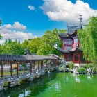 La Torre della Gioia, alta e slanciata, e il Ponte dell'Acqua di Giada, con il suo design a zig-zag, sono simboli di bellezza e funzionalità nell'architettura Ming.