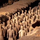 L’Esercito di Terracotta di Xi’an è un impressionante esercito di statue in terracotta, custode della storia e della grandezza dell’imperatore Qin.