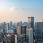 Lo skyline di Chengdu mostra un mix armonioso di grattacieli moderni e tradizione urbana nel cuore del Sichuan.