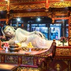 La statua del Buddha di Giada sdraiato nel Tempio di Shanghai rappresenta serenità e illuminazione, un capolavoro della tradizione buddhista cinese.