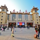 Pechino, Stazione Ferroviaria: nodo ferroviario strategico con architettura moderna e spazi ampi che collegano la capitale a tutta la Cina.