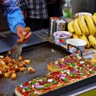 Nel Quartiere Musulmano di Xi’an, il tofu speziato da street food conquista per sapori intensi e profumi speziati tipici della tradizione locale.