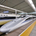 Treni ad alta velocità alla stazione di Xi'An, con collegamenti rapidi e moderni verso le principali destinazioni cinesi.