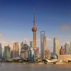 Vista panoramica della città di Shanghai, tra grattacieli futuristici, luci vibranti e il contrasto unico tra modernità e tradizione cinese.