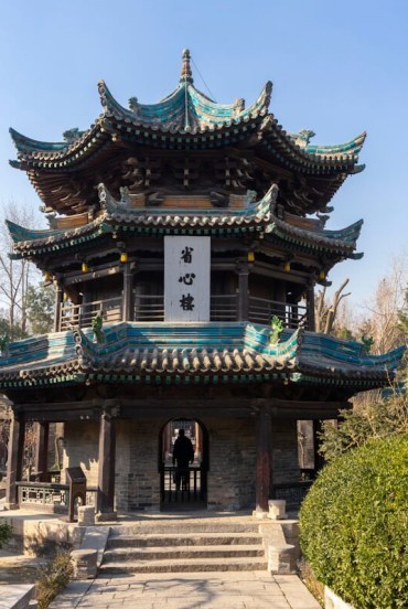 Fondata nel VII secolo, la Grande Moschea di Xi’an unisce arte islamica e cinese, testimone di oltre mille anni di storia e cultura.