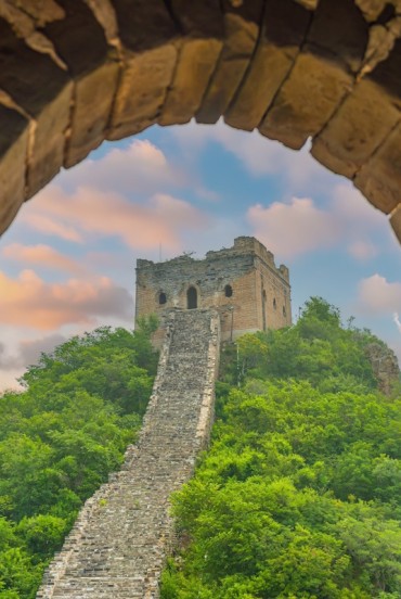 Dalla torre di guardia, lo sguardo si posa su un’altra torre, testimone silenziosa della storia e della maestosità della Grande Muraglia.