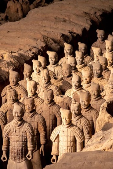 L’Esercito di Terracotta, scoperto nel 1974, proteggeva la tomba del primo imperatore Qin, simbolo di potere e arte funeraria millenaria cinese.