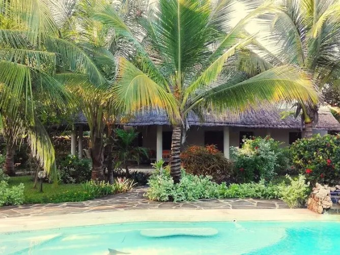 Deluxe Villa With Garden / Pool With Service Staff 150mt From the sea - Immagine 10