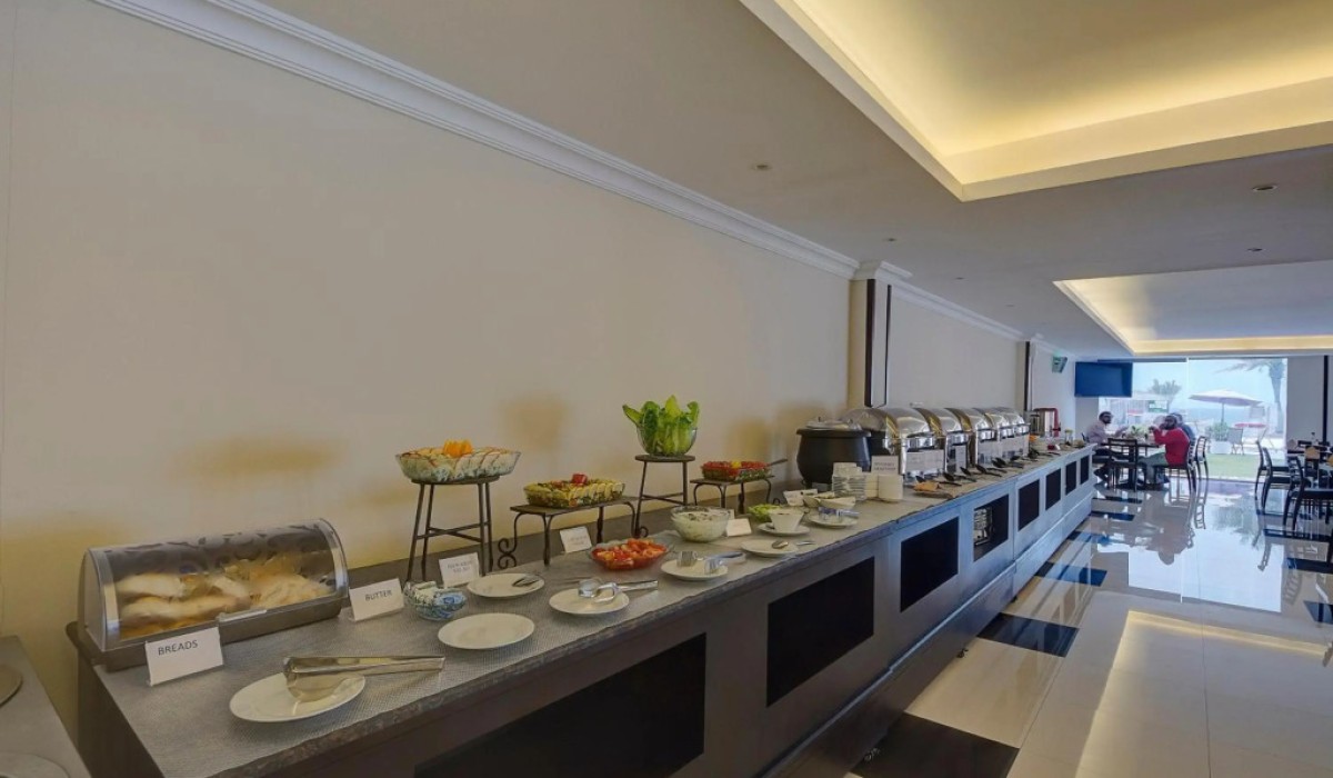 Ajman Beach Hotel - Immagine 7