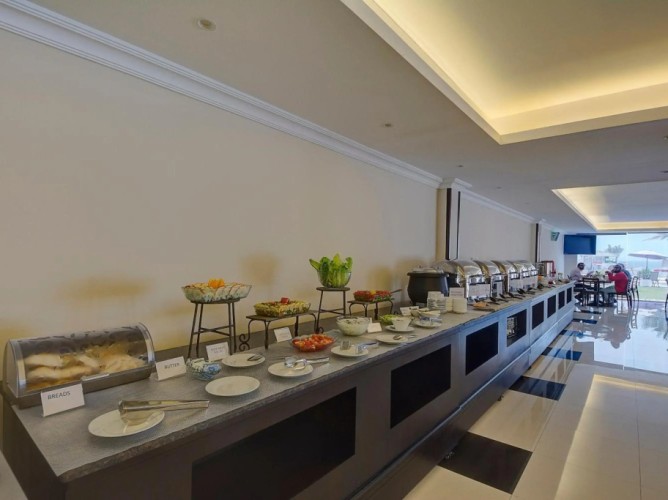 Ajman Beach Hotel - Immagine 7