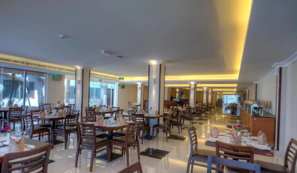 Ajman Beach Hotel - Immagine 8