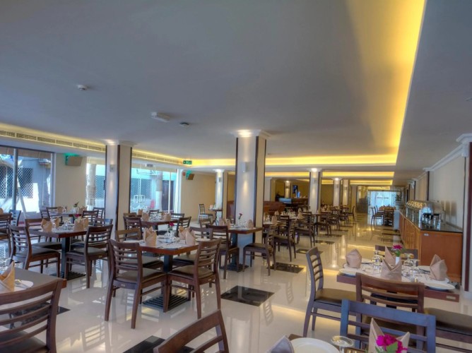 Ajman Beach Hotel - Immagine 8