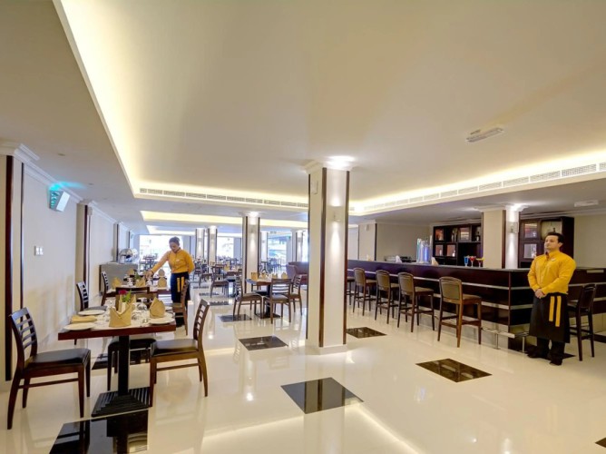 Ajman Beach Hotel - Immagine 3