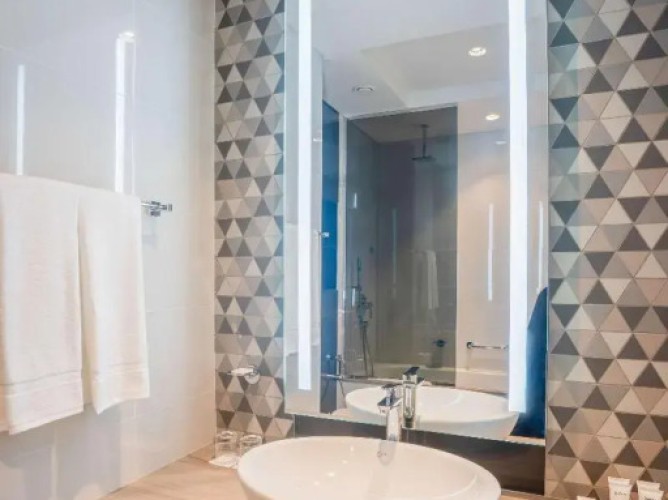 Radisson Dubai Damac Hills - Immagine 9