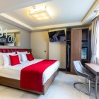 La camera matrimoniale del Ramada Pera Istanbul offre letto doppio, Wi‑Fi, bagno privato, aria condizionata e vista città nel cuore del quartiere Beyoğlu.