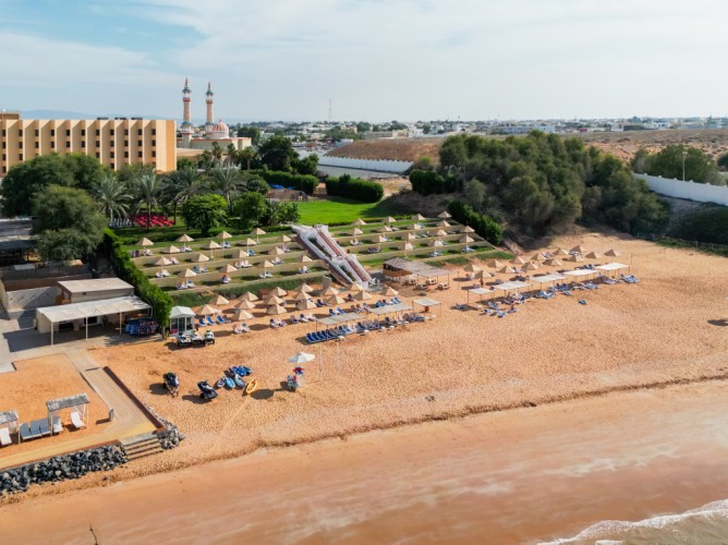 BM Beach Hotel - Immagine 4