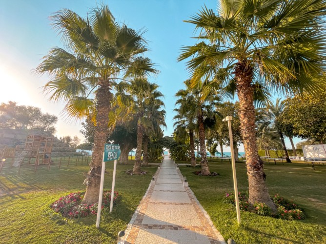 BM Beach Hotel - Immagine 6