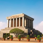 Il Mausoleo di Ho Chi Minh, situato in Piazza Ba Dinh ad Hanoi, è un monumento in marmo e granito che onora il Padre dell’indipendenza vietnamita.