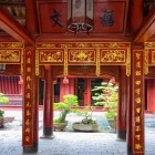 Il Tempio Rosso della Letteratura di Hanoi, con i suoi padiglioni e cortili armoniosi, rappresenta uno dei più antichi simboli culturali del Vietnam.
