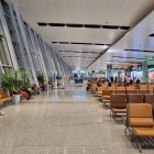 L’aeroporto di Hanoi offre terminal spaziosi con lounge, negozi duty free, ristoranti, aree relax e servizi efficienti per i viaggiatori.