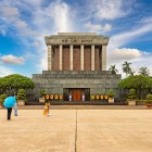 Il Mausoleo di Ho Chi Minh ad Hanoi custodisce le spoglie del leader vietnamita ed è un imponente simbolo di storia e patriottismo nazionale.