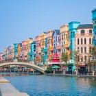 Le gondole scivolano lungo il canale di 830 m, affiancate da facciate dai colori mediterranei e un elegante ponte pedonale che unisce le rive.