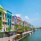 La piccola Venezia di Hanoi, nel complesso Mega Grand World, è un quartiere ispirato all’Italia con canali, gondole e facciate color pastello.