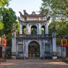 Il portale d’ingresso di Van Mieu, il Tempio della Letteratura di Hanoi, custodisce antiche iscrizioni e architetture che celebrano la cultura confuciana.