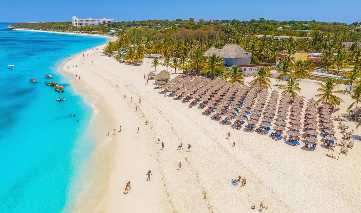 Kendwa Rocks Beach Hotel - La bellissima spiaggia e il meraviglioso mare su cui si affaccia il  Resort visti dal drone