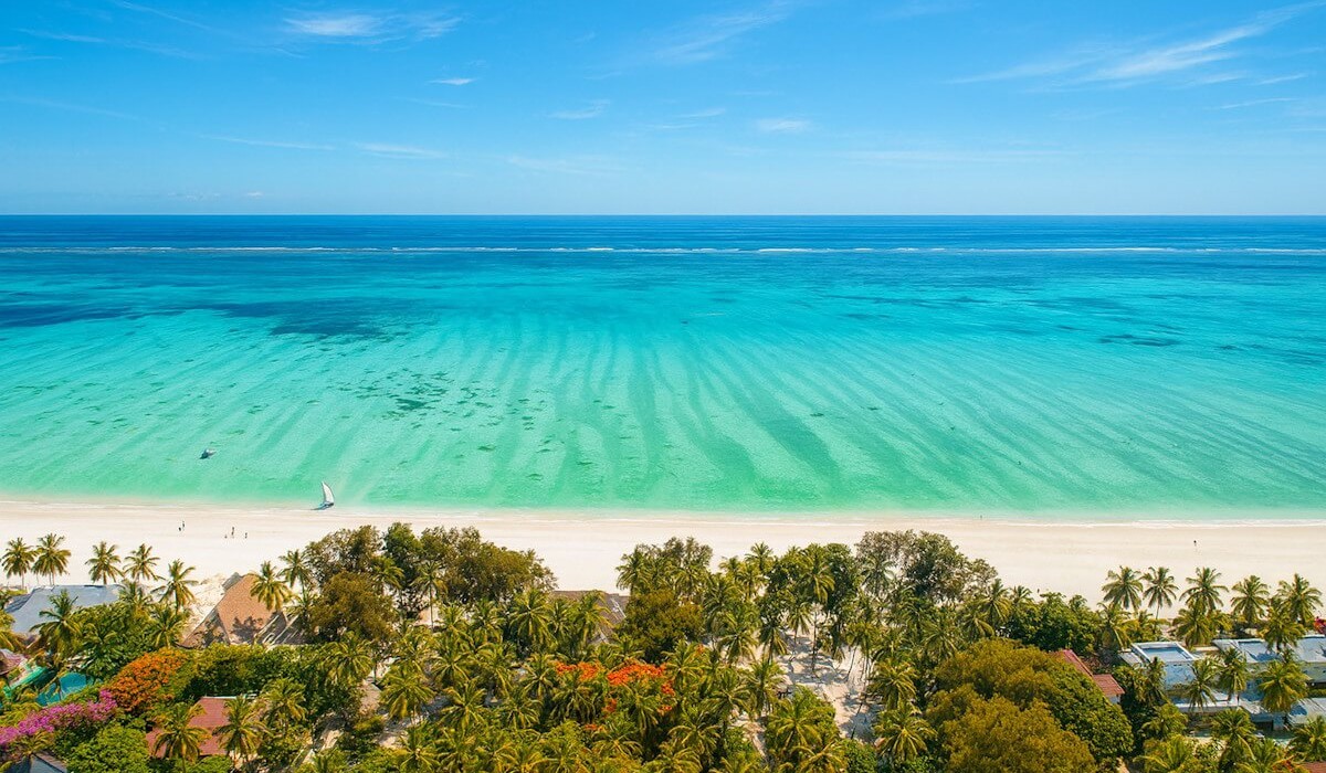 Kinazi Upepo Beach Hotel - Offre bungalow fronte mare immersi tra palme, spiaggia bianca e acque turchesi, atmosfera rilassata, ristorante vista oceano e autenticità zanzibarina.