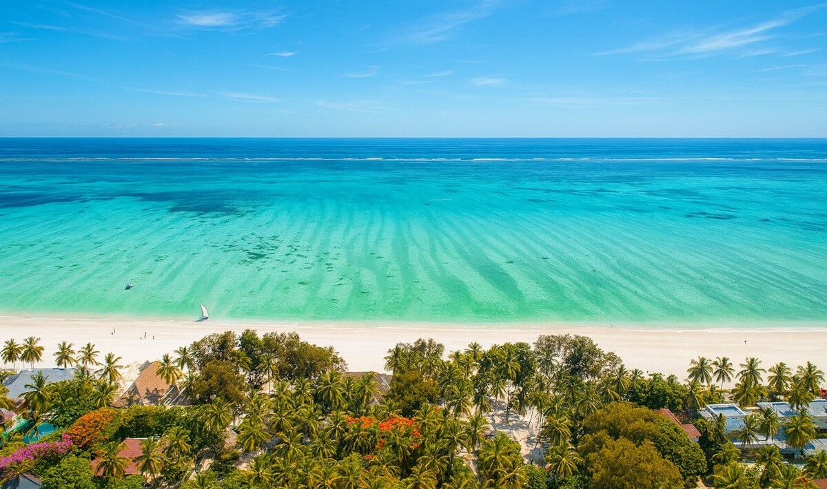 Kinazi Upepo Beach Hotel - Offre bungalow fronte mare immersi tra palme, spiaggia bianca e acque turchesi, atmosfera rilassata, ristorante vista oceano e autenticità zanzibarina.