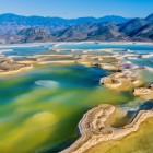 Hierve el Agua, una meraviglia naturale delle Valli Centrali di Oaxaca: sorgenti termali, piscine color turchese e formazioni rocciose che sembrano cascate pietrificate in un paesaggio mozzafiato.